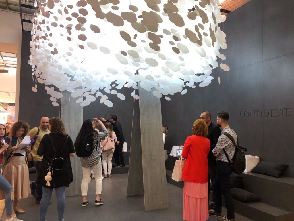 Cottodeste's tweet image. Until 20th May Cotto d'Este and @archskin are together at #ArchMoschow2018. Watch the pics of the installation by the @indarchitects studio, an extremely suggestive setting of ultra-thin slabs in Kerlite: bit.ly/2ICBKCC  #Cottodeste #Kerlite #ArchMoscow2018 @ArchMoscow1