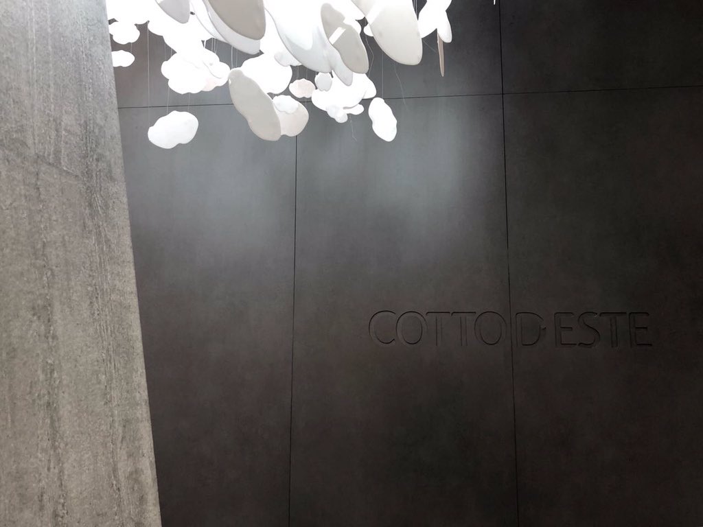 Cottodeste's tweet image. Until 20th May Cotto d'Este and @archskin are together at #ArchMoschow2018. Watch the pics of the installation by the @indarchitects studio, an extremely suggestive setting of ultra-thin slabs in Kerlite: bit.ly/2ICBKCC  #Cottodeste #Kerlite #ArchMoscow2018 @ArchMoscow1