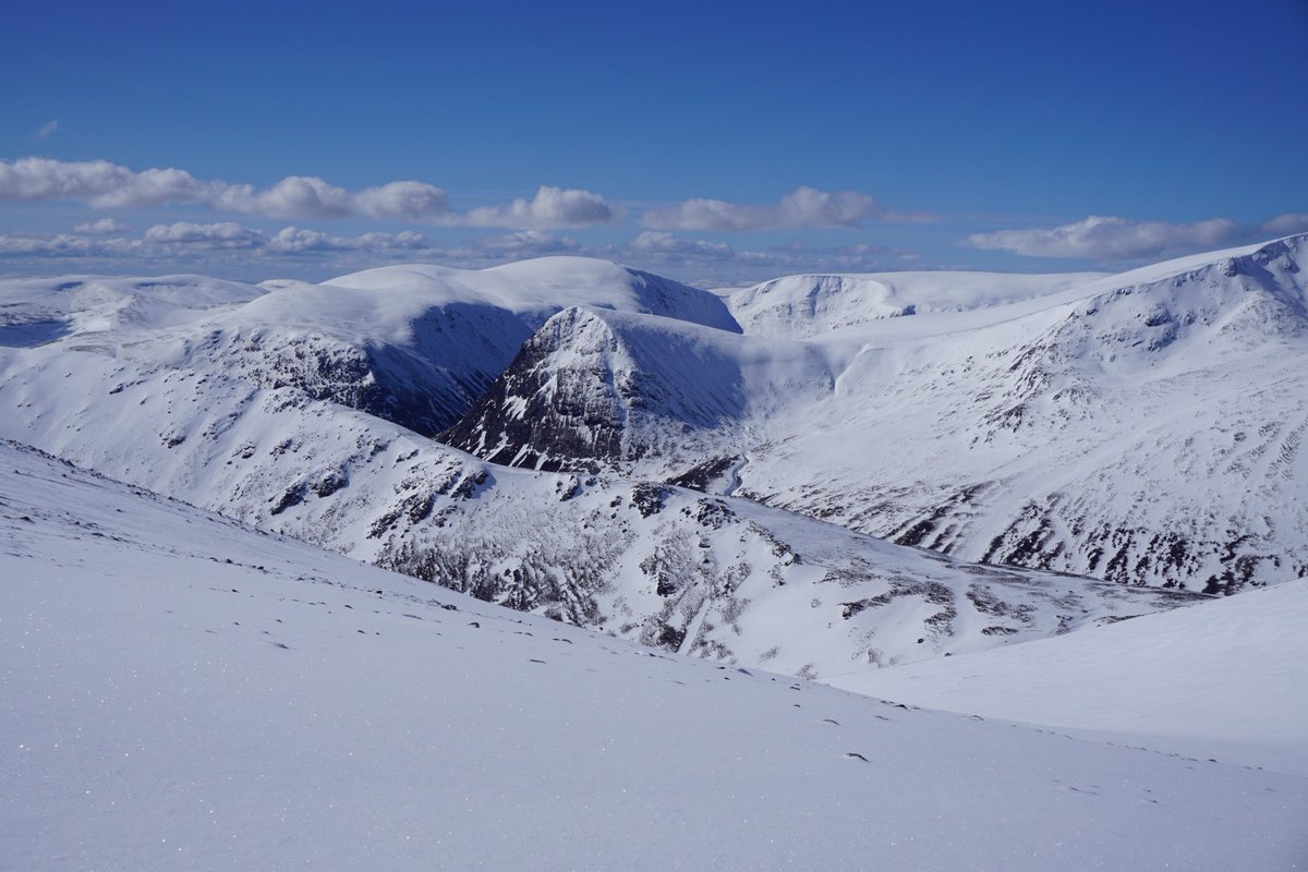 Cairngorm22's tweet photo. Ever wondered how much got chopped off when the glacier scraped past the Devil's Point? So have I. https://t.co/1ft3bSZOUb https://t.co/oh9bBkjGAl