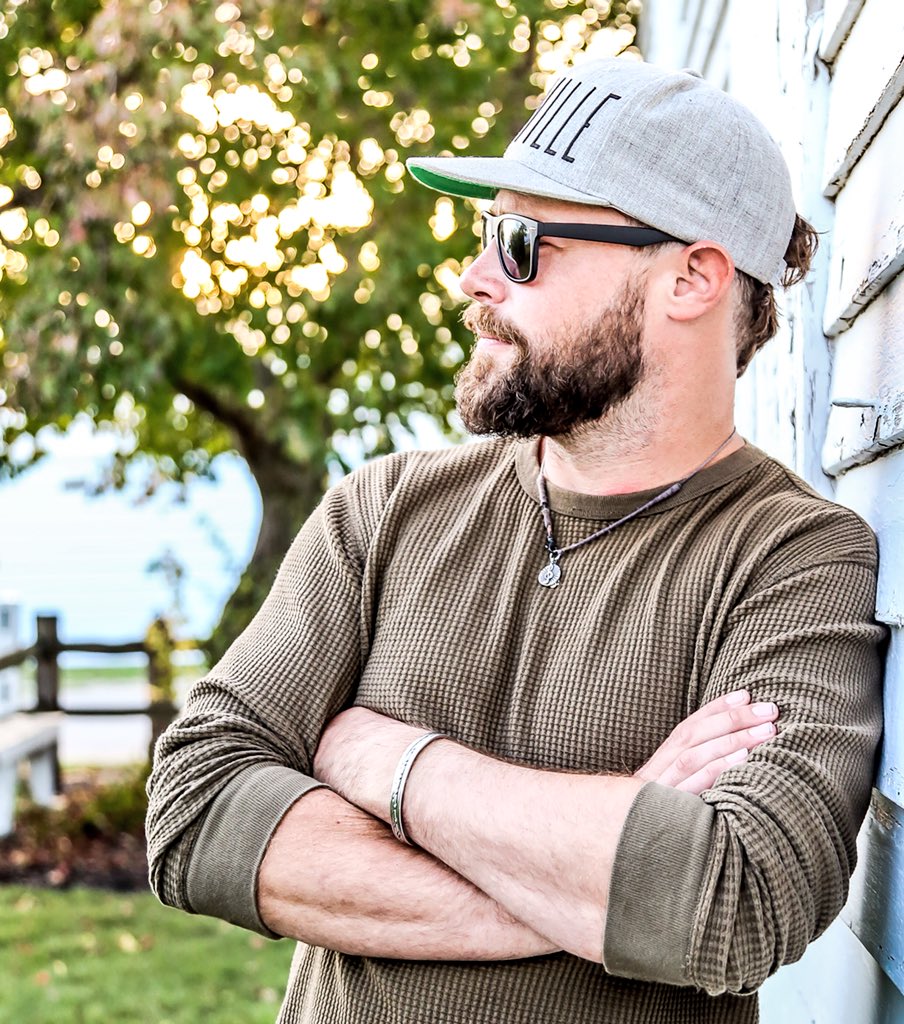 KellyKix's tweet photo. #TBT ... Somewhere in Iowa. Sometime last fall. Sippin’ whiskey & laughing the night away with great music & awesome people. If you haven’t already done so, go check out @lewisbrice! Download his tunes and take in some shows. #BestExEver https://t.co/q5fTzkC4dJ