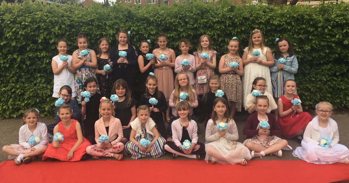 Becca_R_88's tweet photo. 2nd Oulton Brownies - Would like to wish Harry and Meghan all the best for their big day! The girls learnt how to wire flowers and created mini posies, hoping they may be invited to help Meghan on Saturday! Followed by a special afternoon tea. @guidingnorfolk @gguidinganglia https://t.co/lYegdMiHXK