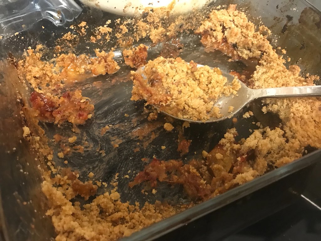 katie_davies85_'s tweet photo. I couldnβt get a photo of my plum crumble tonight before the family scoffed it! #bbhc #britainsbesthomecook #crumble #plums #dunkydunky #custard #scoff #baking #homecooking https://t.co/LXNqt2qFrK
