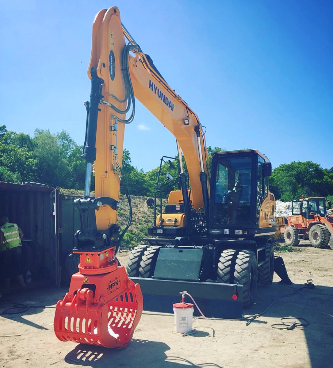 molson_group's tweet photo. 2 of the best for P. J. Products in East Sussex as they take delivery of a new @HyundaiCEE HX140L and a HW140 complete with @npkeurope DG-14 selector grab

#hyundai #hcee #dighappy #npk #excavator #digger #rubberduck #grab #recycling #waste https://t.co/cdYzxWbS4f