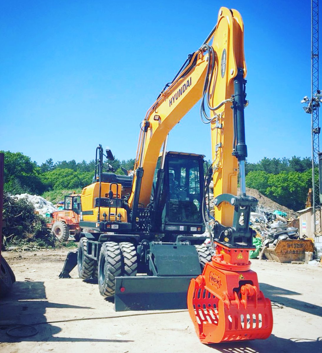 molson_group's tweet photo. 2 of the best for P. J. Products in East Sussex as they take delivery of a new @HyundaiCEE HX140L and a HW140 complete with @npkeurope DG-14 selector grab

#hyundai #hcee #dighappy #npk #excavator #digger #rubberduck #grab #recycling #waste https://t.co/cdYzxWbS4f