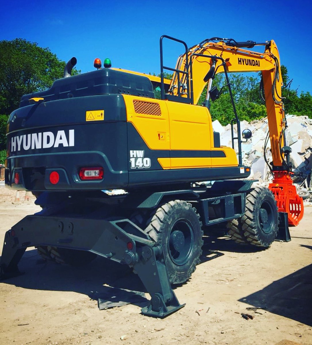 molson_group's tweet photo. 2 of the best for P. J. Products in East Sussex as they take delivery of a new @HyundaiCEE HX140L and a HW140 complete with @npkeurope DG-14 selector grab

#hyundai #hcee #dighappy #npk #excavator #digger #rubberduck #grab #recycling #waste https://t.co/cdYzxWbS4f