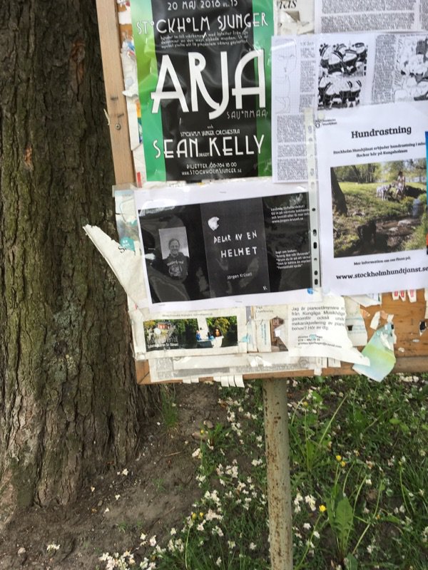 jorgen_krusell's tweet photo. #Kungsholmen och lätt stressad. Här fanns inte mycket till anslagstavlor. Ändå så dyrt att bo där, märkligt. En plats utan anslagstavlor kan inte vara trevlig. Fann två halvruttna tavlor nära Kronobergshäktet i parken bakom. #DelarAvEnHelhet - ditt halmstrå i asfaltsdjungeln https://t.co/DLDWz7J4FY