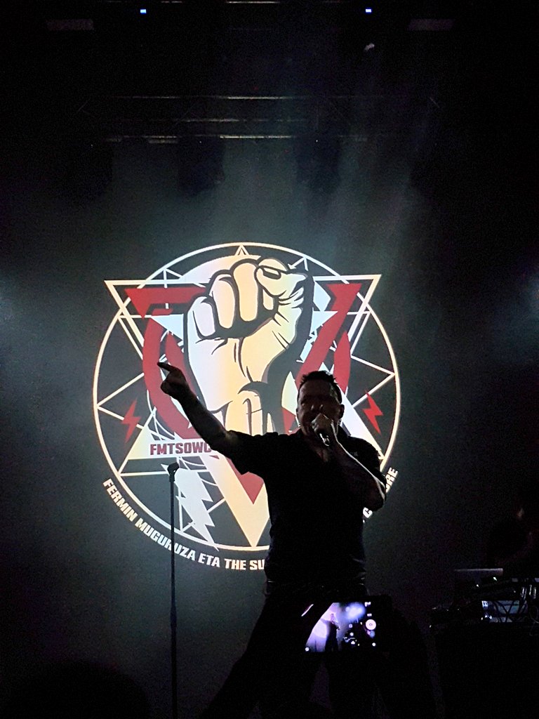 "Suak badauka berezko hizkuntza".

Madrilera itzuli da Fermin Muguruza (<a href="/muguruzafm/">Fermin Muguruza</a>) 14 urteko zentsuraren ostean eta lepo bete du <a href="/JoyEslava1/">Joy Eslava</a> aretoa <a href="/TSOWCband/">TSOWC</a>|ekin.