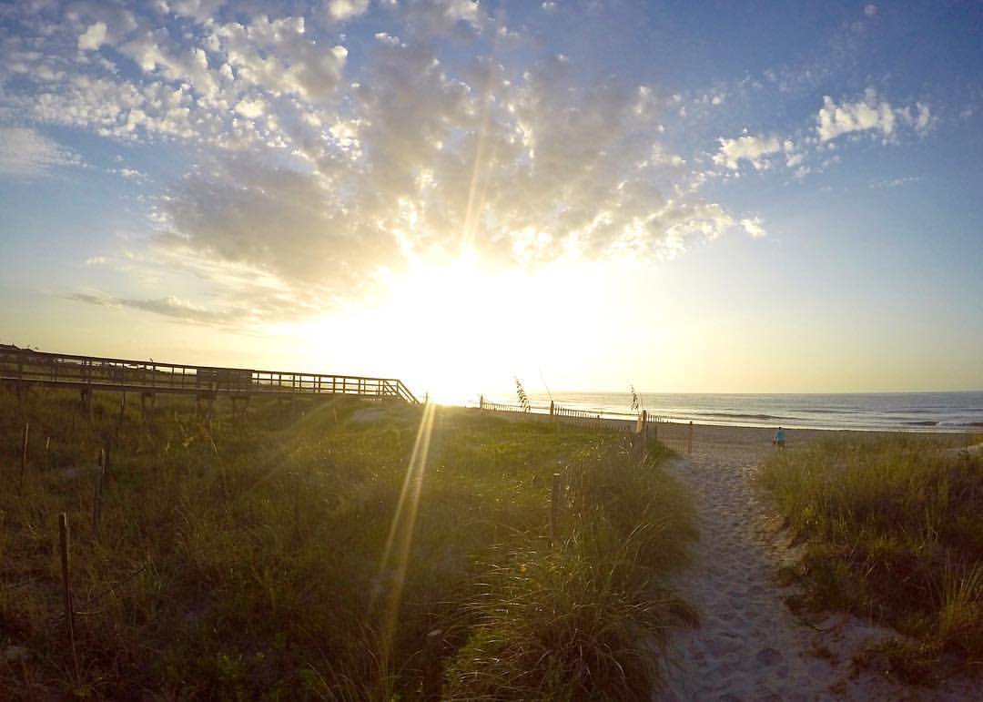 WCSmithIV's tweet image. Sunrise Sunbeams #pawleysisland #lowcountry #exploresc #discoversc #sunrise #sunbeam #sunrises  #beachscape #seascape #southernliving