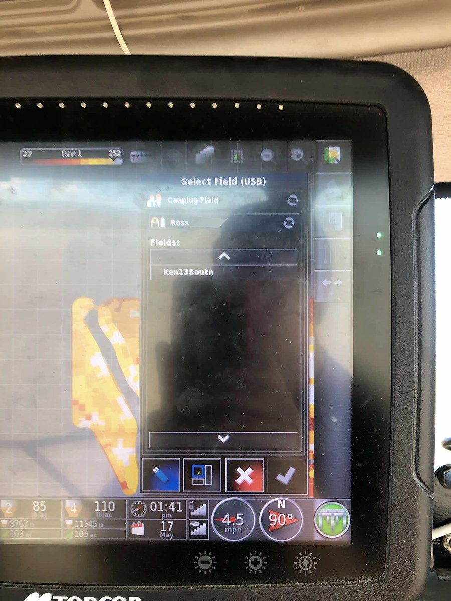 CasselSarah's tweet image. This will never not be cool. Drive from my office to this farm is 4.5 hrs. I just sent a VR prescription  change through an @farmers_edge canplug to his tractor in 10 minutes. He texted a pic to confirm it&apos;s in the monitor. Now THAT&apos;S what #SmartFarmingIs #technologyinnovation