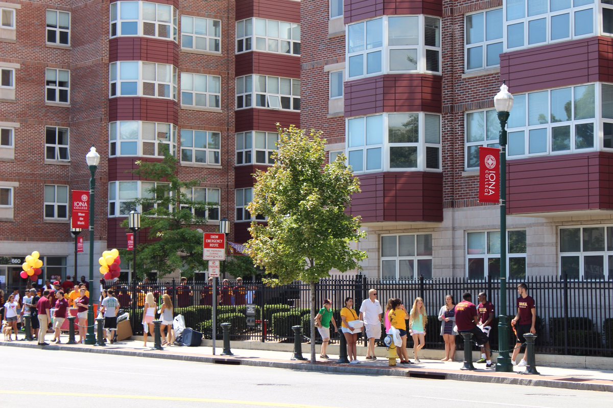 ionauniversity's tweet photo. #TBT to #MoveInDay2014, when our graduating seniors started their on-campus journey as Gaels! #IonaGrad #Classof2018 https://t.co/A35UAOZK50