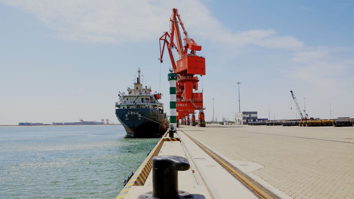 ahier's tweet photo. Chinese Port Goes Full #Robot w/ #Autonomous Trucks and Cranes 

https://t.co/K4lqJMpkpX https://t.co/IRwfQ368mv