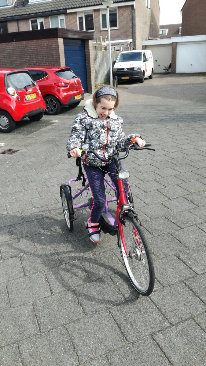 EschBrenda's tweet photo. Onze dochter doet graag mee! Maar gehandicapt, volledig rolstoelgebonden. Ze is gek op fietsen! Maar hoe krijg ik haar vanuit de rolstoel op deze fiets?! En vanaf de fiets weer in haar rolstoel? Mobiele reis tillift! #afgewezen #wmo @gemeentealkmaar @MarijeTweetjes @egerrit https://t.co/NfFGaQVpsY