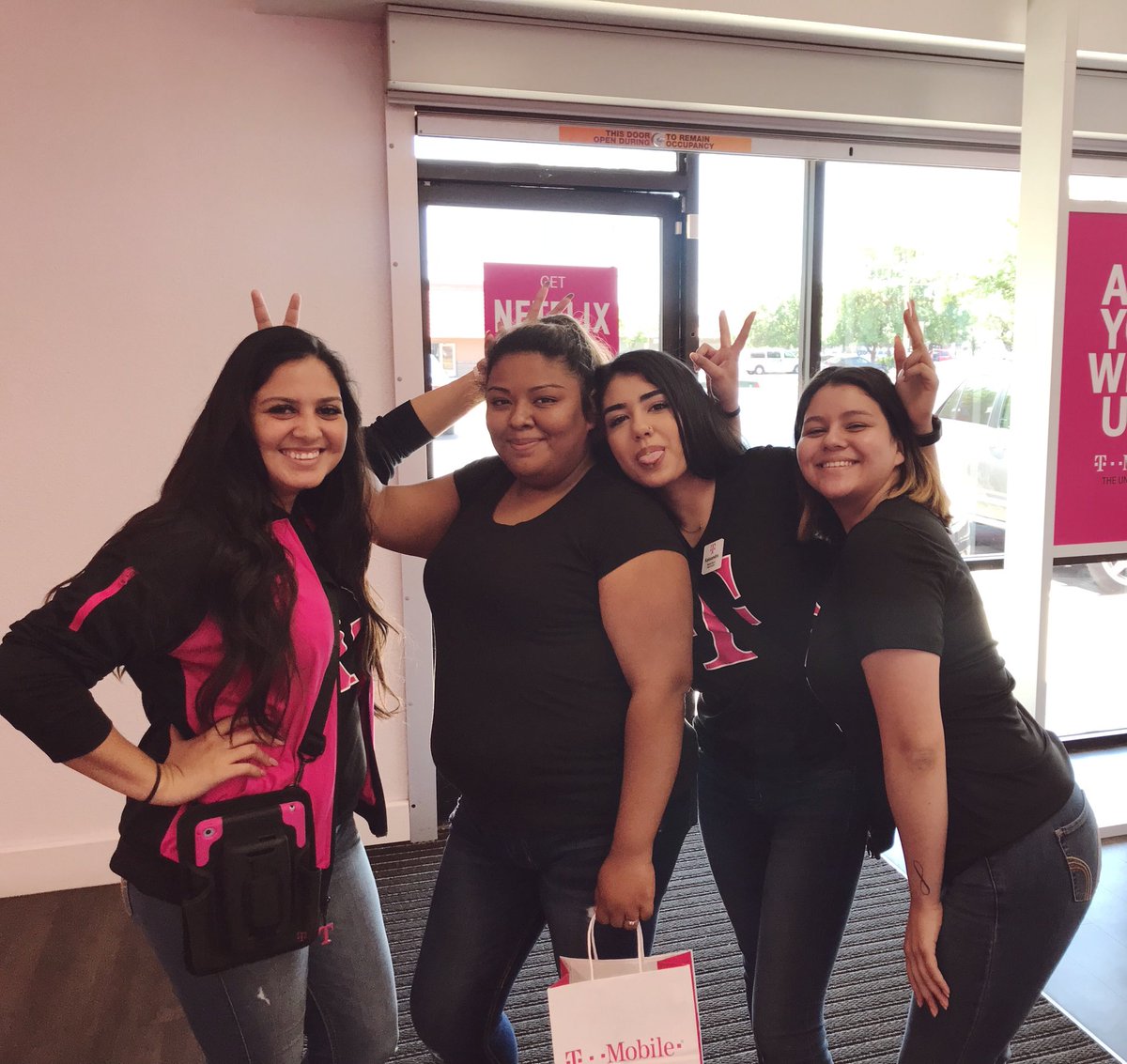 virrivc's tweet photo. Love the bond we have with our customers! Her visit made our day❤️
#SmilesForMiles #SuperCustomerObsessed #EDUBWINS 
@cassiiiii_ @anthonyheng82 @isaac2691 @B_Vargas22 @exclusiveyessi @TmobileKayy https://t.co/7BfPJvmsDK