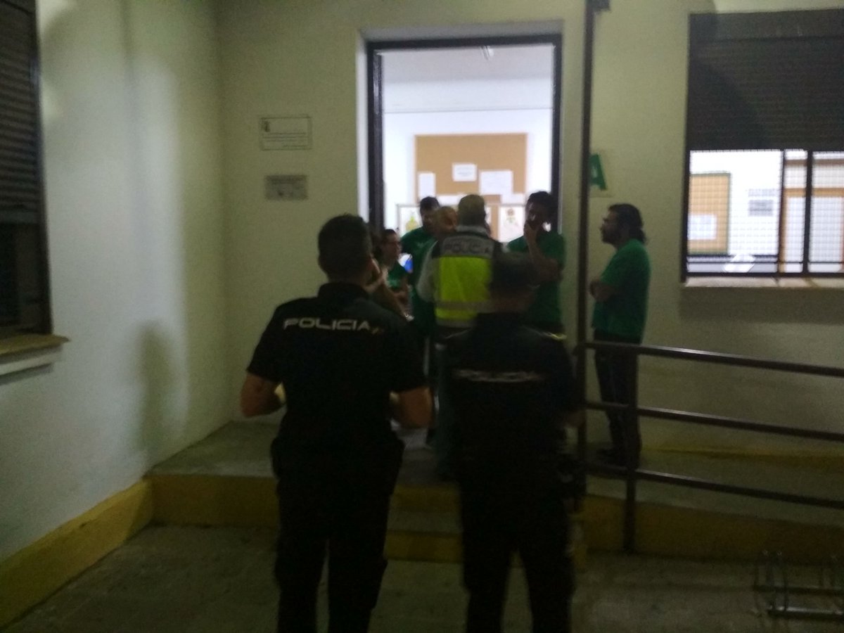 MareaVerde_SE's tweet photo. @soniagaya1 envía a la policía. Este es su diálogo con la #Estabilidadinterina https://t.co/UmndHu7JSV