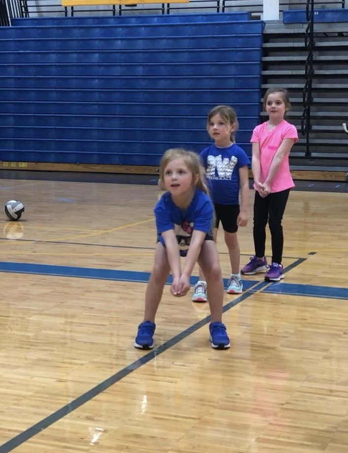 SUA_volleyball's tweet photo. We just LOVE working with our little arrows!! Small lines and high reps. Focus: shoulders low #crushedit #startthemyoung #futurearrows #USAday https://t.co/pfhHIIw4e3