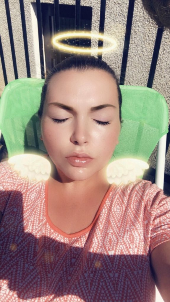 cj60997's tweet photo. Oiled up trying to catch some rays🌞 the past couple of days before wee bubba arrives💝💞 #20Days #SwollenPregnancyLipsAreAThing👄. Shame they’ll disappear once our girl arrives😏 https://t.co/GOhK5xFatR