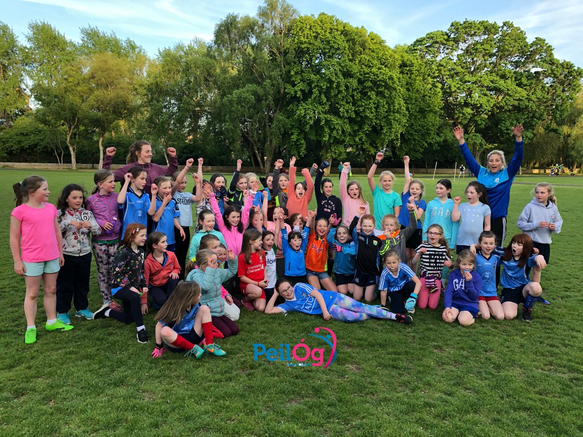 PeilOg_AC's tweet photo. An amazing first session in @ranelaghgaels! The biggest turn out ever at a Peil Óg event!

Looking forward to next Thursday already, Herbert Park 6:45-8pm!

A huge thank you to our coaches @Niamh_Collins, @Kittymags, and Muireann Ní Scanaill! https://t.co/18b1CUkcuA