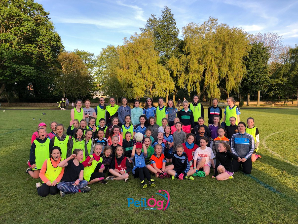 PeilOg_AC's tweet photo. An amazing first session in @ranelaghgaels! The biggest turn out ever at a Peil Óg event!

Looking forward to next Thursday already, Herbert Park 6:45-8pm!

A huge thank you to our coaches @Niamh_Collins, @Kittymags, and Muireann Ní Scanaill! https://t.co/18b1CUkcuA