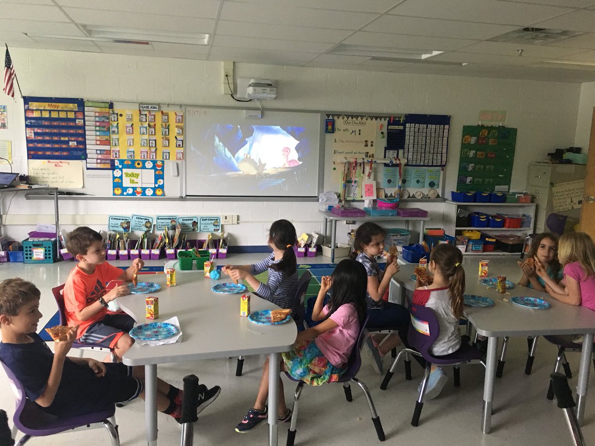 MrsLizWenzel's tweet photo. Teacher treat time! #firstgraderocks @bachmore99 @kpquaglia @TammyChurchwell @StratfordLndgES https://t.co/Qkae7RT62e