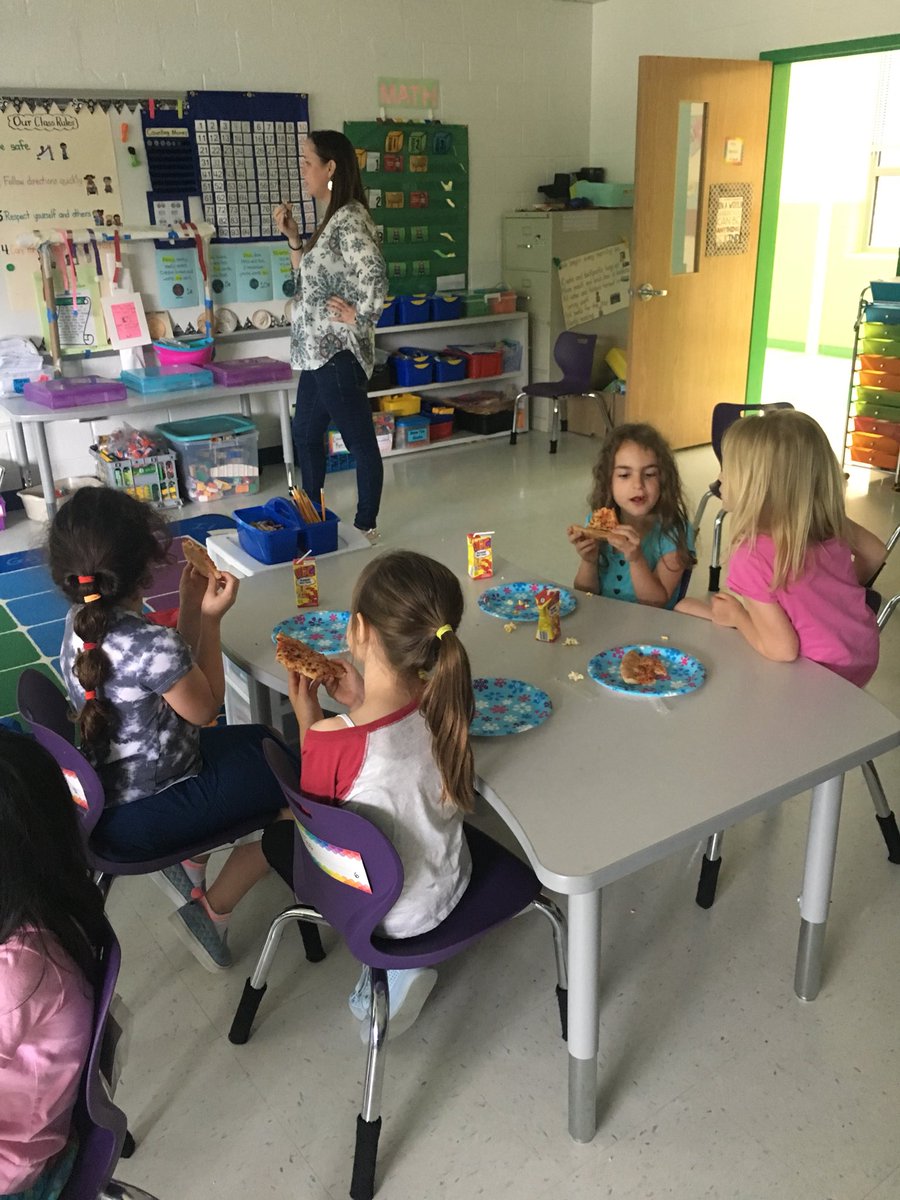 MrsLizWenzel's tweet photo. Teacher treat time! #firstgraderocks @bachmore99 @kpquaglia @TammyChurchwell @StratfordLndgES https://t.co/Qkae7RT62e