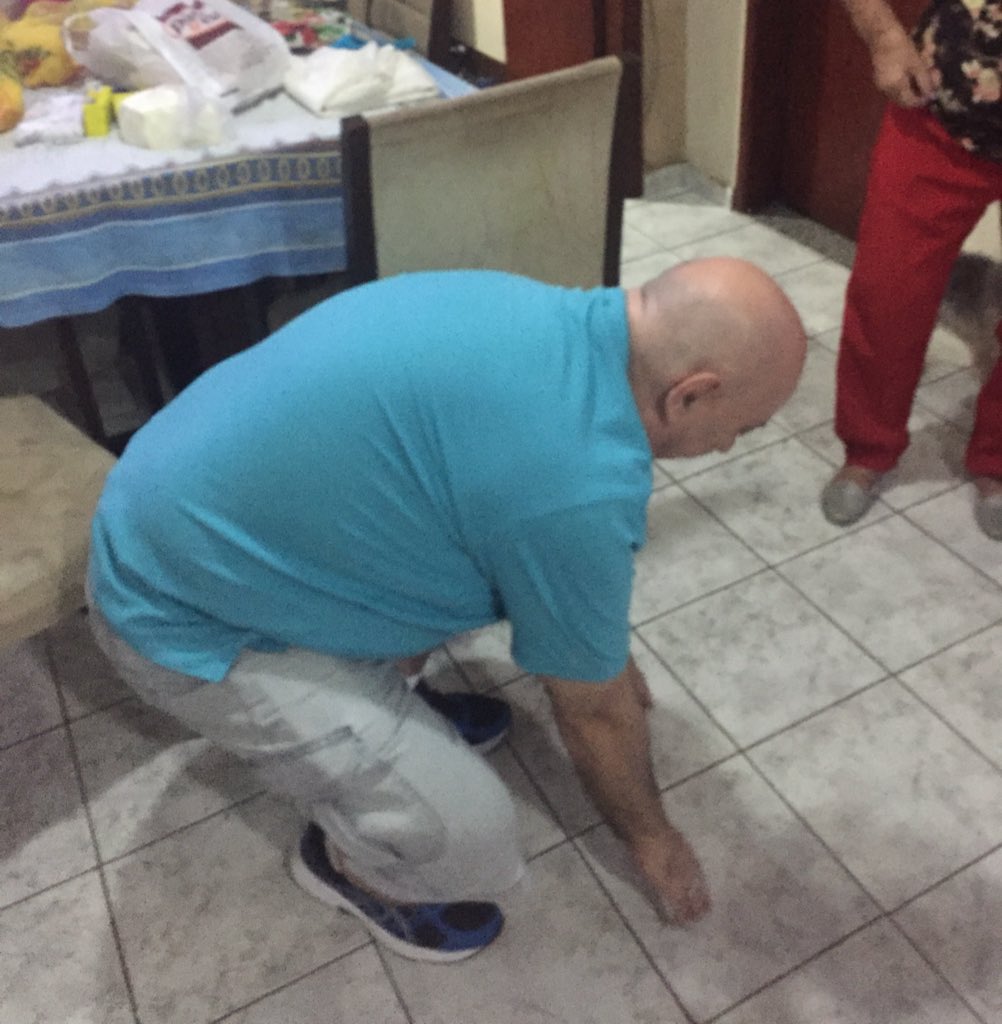 lucasagviar's tweet photo. meu avós são separados há décadas e até hoje sempre que se encontram eles discutem por qualquer coisa. Hoje inventaram de competir elasticidade. https://t.co/Z0K6eQZj4f