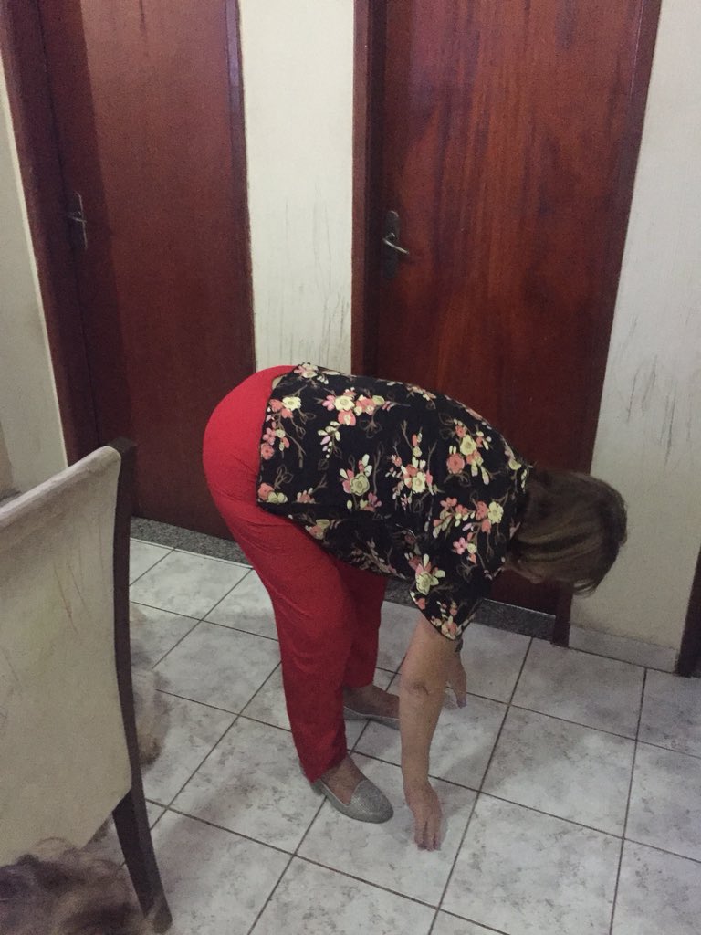 lucasagviar's tweet photo. meu avós são separados há décadas e até hoje sempre que se encontram eles discutem por qualquer coisa. Hoje inventaram de competir elasticidade. https://t.co/Z0K6eQZj4f