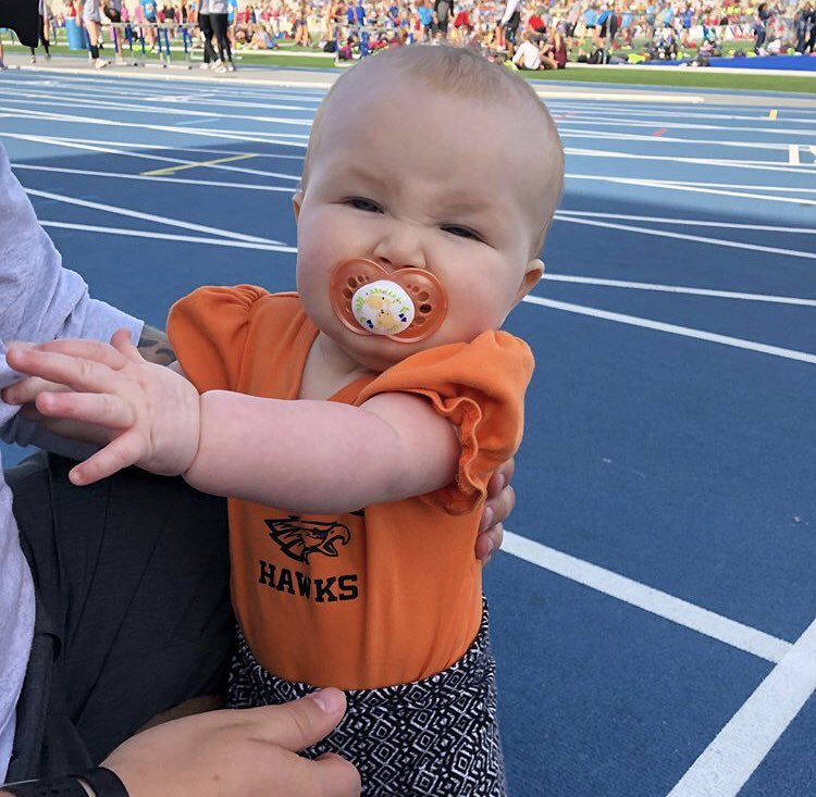 CoachDavidson5's tweet image. My baby girl stepping on the blue track for the first of hopefully many many times! She loves cheering on her teammates ❤️#LorelaiAnn #Hurdles #FuturePHawk #ighsau