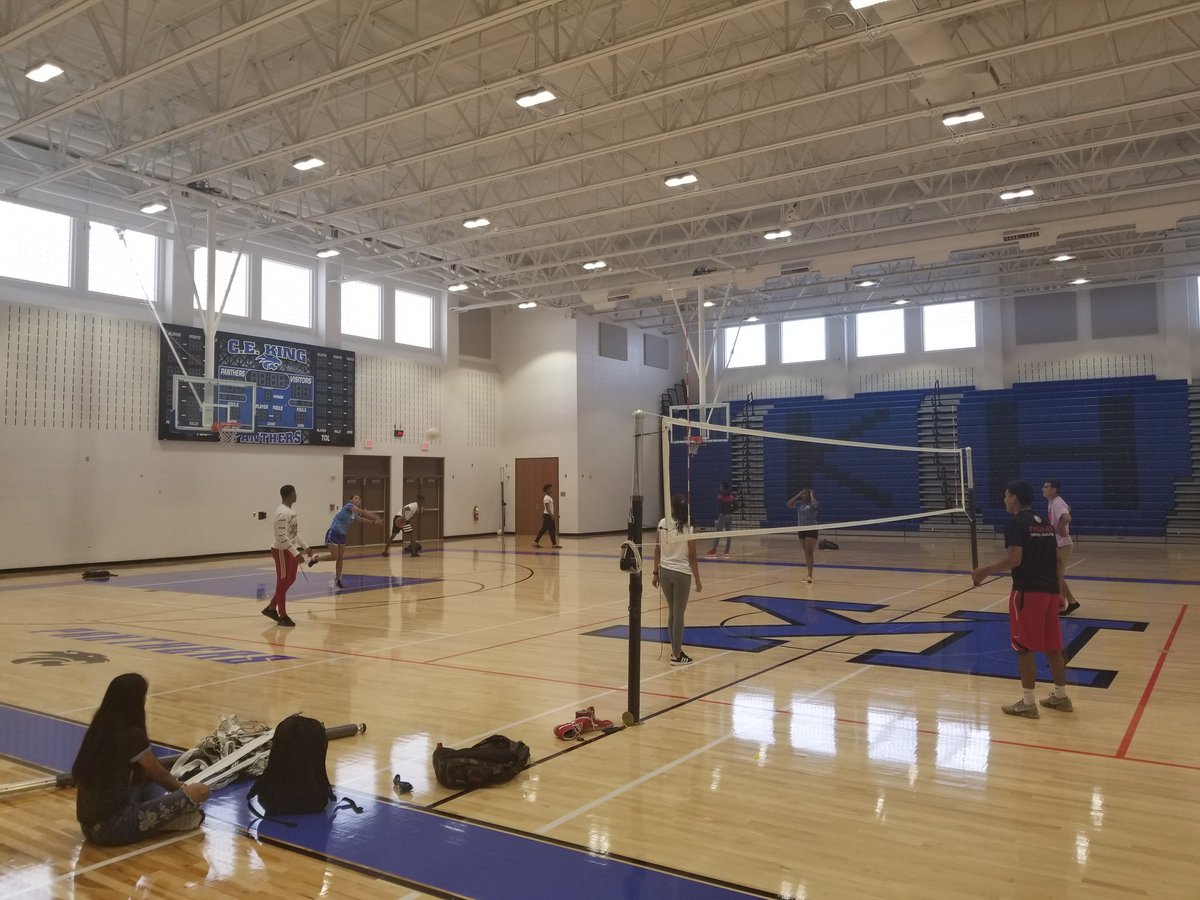 MccallDemetrius's tweet photo. Students practicing for the Senior vs. Staff volleyball game tomorrow! #smart #kindacheating @KingHSPanthers @SheldonISD . Staff betta be ready!!! https://t.co/p5TKcZegZ6