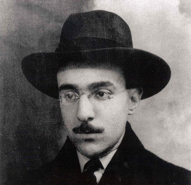 franceculture's tweet photo. Fernando Pessoa : " Renoncer, c'est nous libérer. Ne rien vouloir, c'est pouvoir". Vous peinez à trouver le sommeil ? Ecoutez cette lecture du "Livre de l'Intranquillité" de Fernando Pessoa.  https://t.co/r7SpHxQKck https://t.co/C03JxufevQ