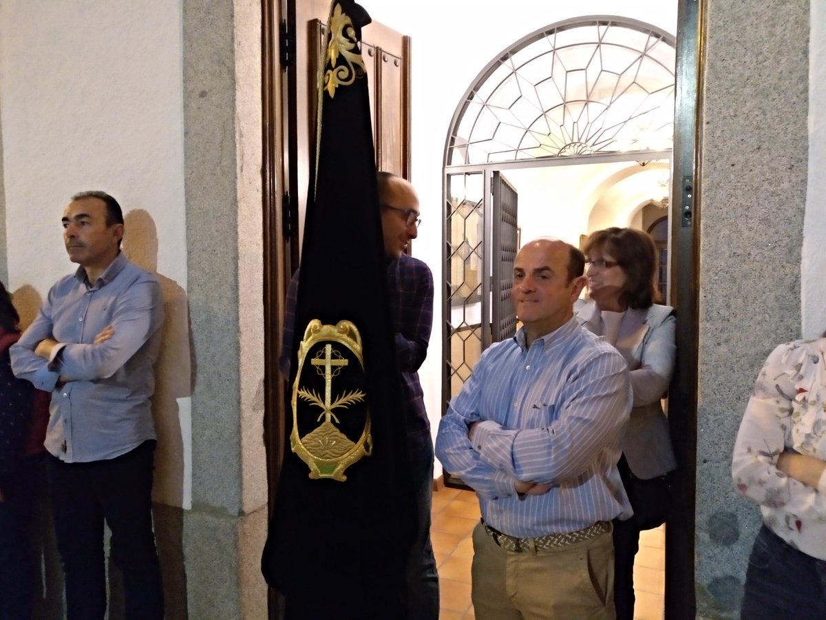 Hoy durante el traslado de la Virgen de Luna, se ha realizado una ofrenda de flores a su paso por la Casa de Hermandad.