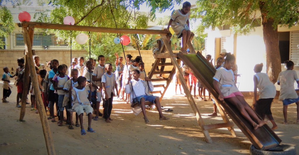 orkydea's tweet photo. Voilà
La mia ventunesima area giochi per i bimbi poveri
Alla EPP Tsimenatse di Toliara

#oredigioco #oredorate #oreafricane https://t.co/e5zYULySOD