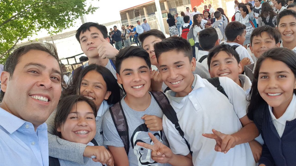 TemoGalindo's tweet photo. Entregamos en la Secundaria General No.2 a través de CMCOP un tejabán con inversión de $811,510.37 pesos para que los alumnos cuenten con mejores espacios para hacer sus actividades. ¡Seguimos avanzando!  #NogalEsMásEducación https://t.co/4W8uIaYn2I