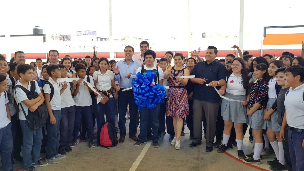 TemoGalindo's tweet photo. Entregamos en la Secundaria General No.2 a través de CMCOP un tejabán con inversión de $811,510.37 pesos para que los alumnos cuenten con mejores espacios para hacer sus actividades. ¡Seguimos avanzando!  #NogalEsMásEducación https://t.co/4W8uIaYn2I