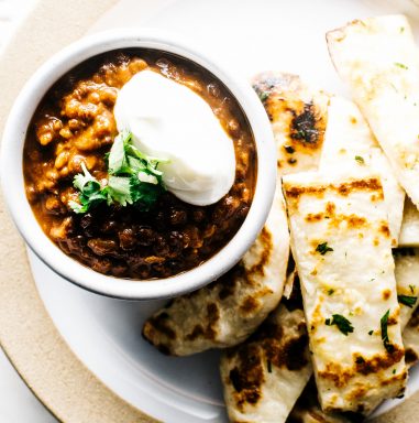 NatuurenMilieu's tweet photo. Zelfgemaakte naanbrood gevuld met een #dhal van groene linzen. Fingerfood ten top! #goedeten #menuvanmorgen beeld: #dishoom https://t.co/HgTIuEYmZq https://t.co/FiLAYlMjPz