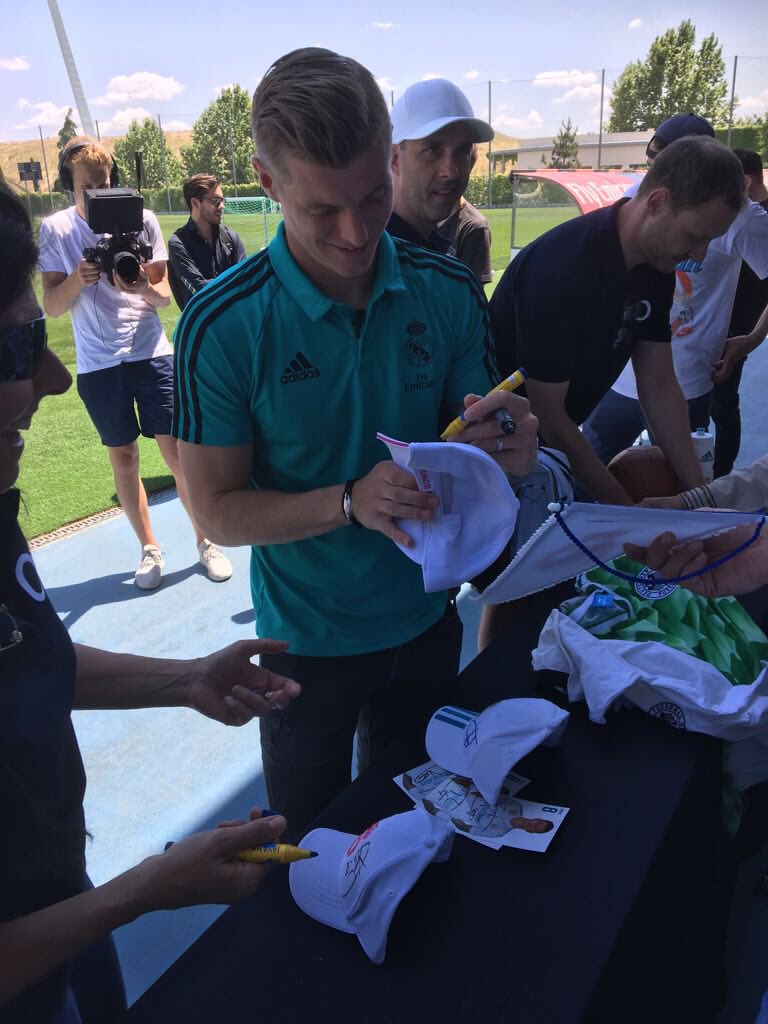 MaxFMueller's tweet image. What a fantastic day with @ToniKroos at the #RealMadrid training ground today - such a great character &amp;amp; player. Special thanks to @Telefonica and @telefonica_de for making this memorable event happen!