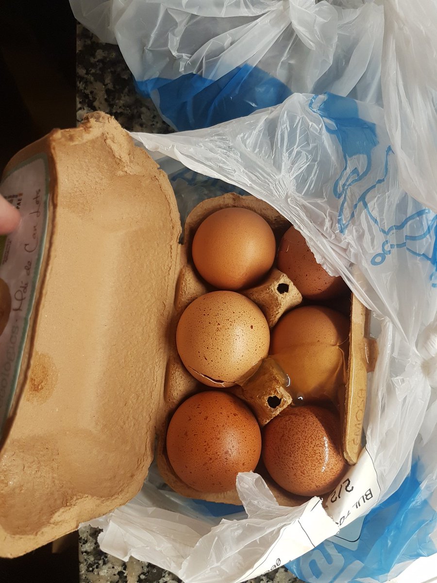 Guille_Artigas's tweet photo. @capraboclient finalmente llego la compra!! Y como llegó!! Vaya drama.... huevos rotos, manzanas destrozadas.... https://t.co/Hp1awq70u1