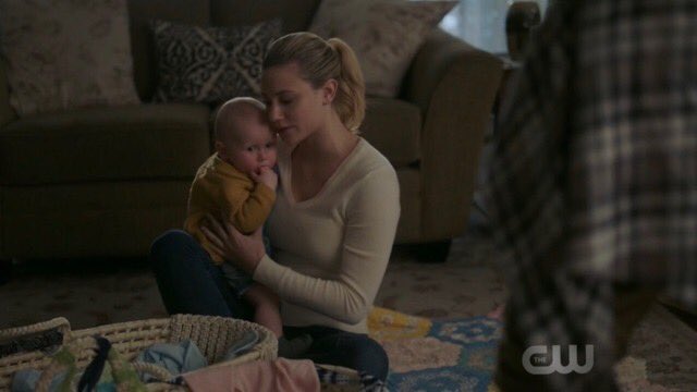 BugheadJones___'s tweet image. bughead with babies are everything 👨‍👩‍👧‍👧💘 #Bughead #Riverdale