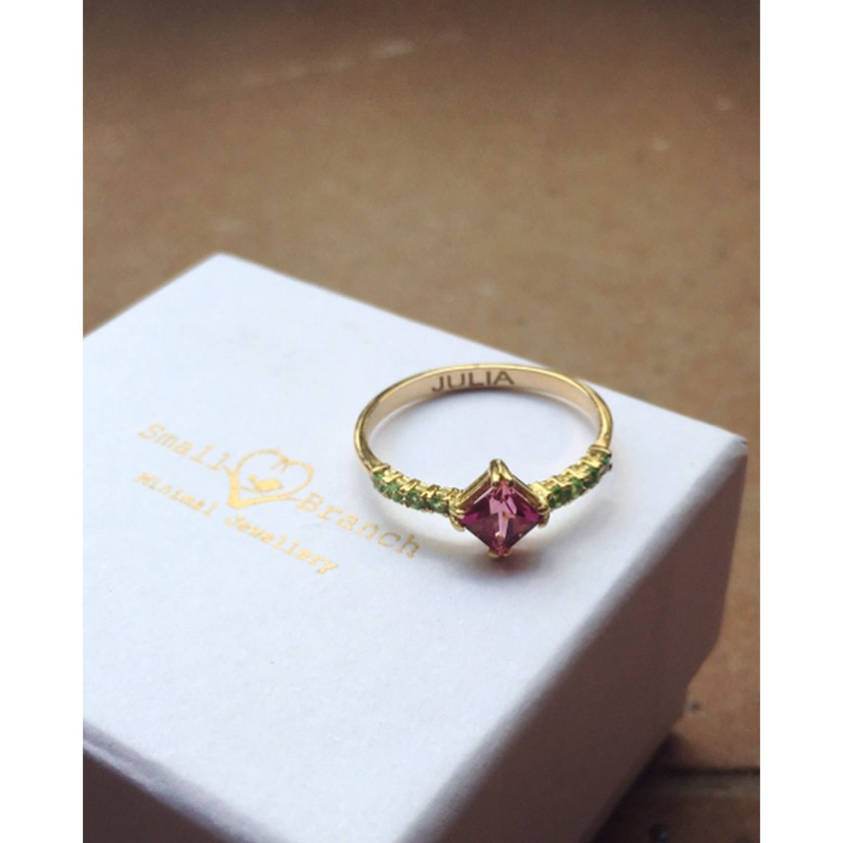 SmallBranchSL's tweet photo. Enamorada de esta maravilla  de #anillo "#Turmalina rodeada de #Savoritas" en #oro amarillo 18k y grabado a petición de la pareja como regalo a su mujer por el nacimiento de Julia*💍 https://t.co/jiQHvcRCve