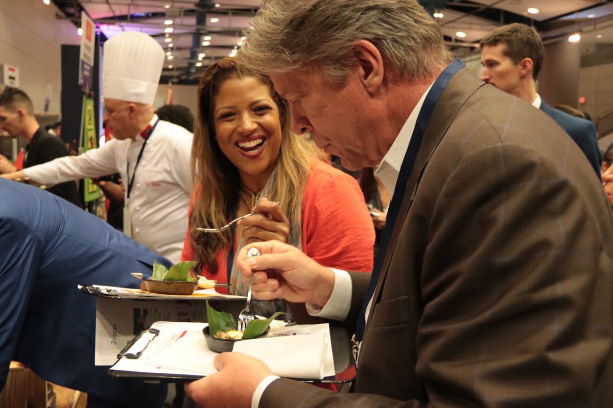 philippinesusa's tweet photo. The judges are enjoying pork #sisig and San Miguel #beer. Vote #ECCPHIL now! 🇵🇭 #ECC2018 https://t.co/cqWxIcx7NS