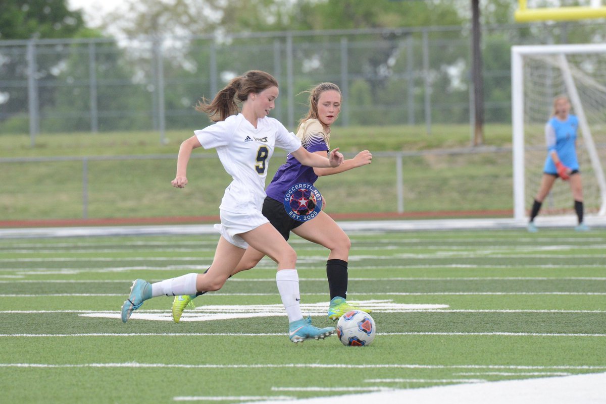 SoccerSTL's tweet photo. Scoreless at halftime between @Holt_Soccer and @TBHSSoccer https://t.co/oS67OtE9gV