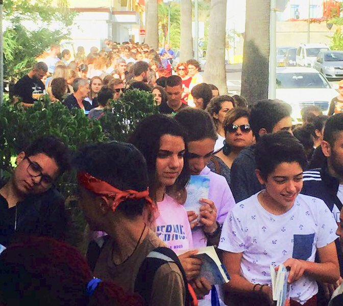 josemanuelpitti's tweet photo. “Personas de todas las edades se acercaron desde diferentes puntos de la Isla para conocer a César y que les firmara su primera publicación, #LasAlmasdeBrandon, un libro de narrativa corta” #MartaP @diariodeavisos @CesarBrandon93 @Elbarcopapel @elsauzal 👏🏻👏🏻👏🏻❤️❤️❤️ https://t.co/3tyVWKt6O6