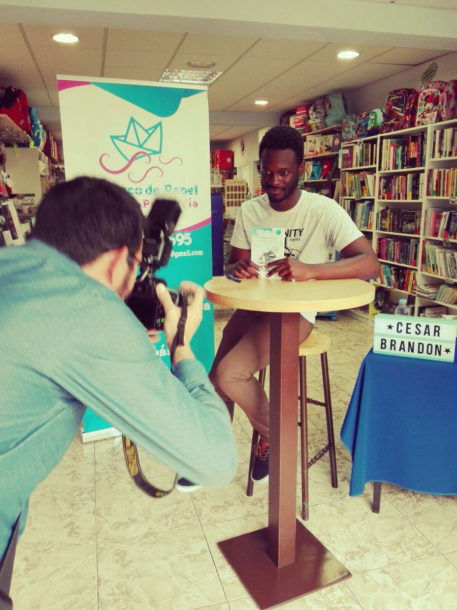 josemanuelpitti's tweet photo. “Personas de todas las edades se acercaron desde diferentes puntos de la Isla para conocer a César y que les firmara su primera publicación, #LasAlmasdeBrandon, un libro de narrativa corta” #MartaP @diariodeavisos @CesarBrandon93 @Elbarcopapel @elsauzal 👏🏻👏🏻👏🏻❤️❤️❤️ https://t.co/3tyVWKt6O6