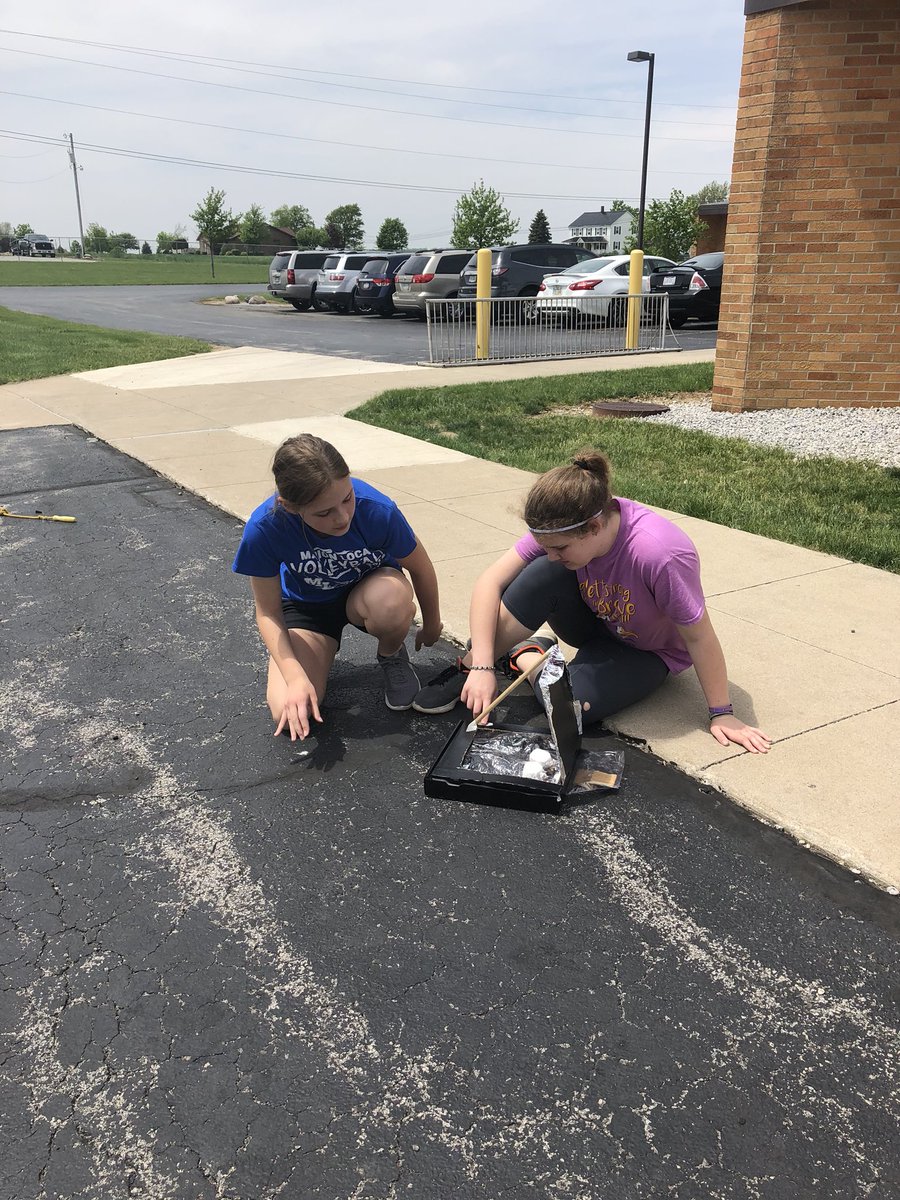 mrsandreagreve's tweet photo. 6th graders had a yummy afternoon enjoying sβmores baked in their solar ovens from #STEM class! #melemflyerpride #MercerSTEM https://t.co/K8fMs5dbTp