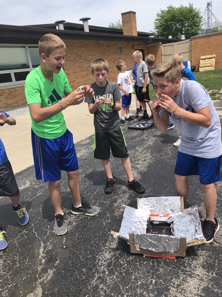 mrsandreagreve's tweet photo. 6th graders had a yummy afternoon enjoying sβmores baked in their solar ovens from #STEM class! #melemflyerpride #MercerSTEM https://t.co/K8fMs5dbTp