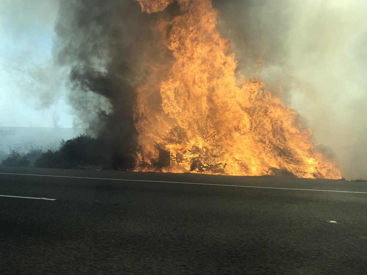 barrysaik's tweet image. Brush fire on 101 freeway in Redwood City north of Willow