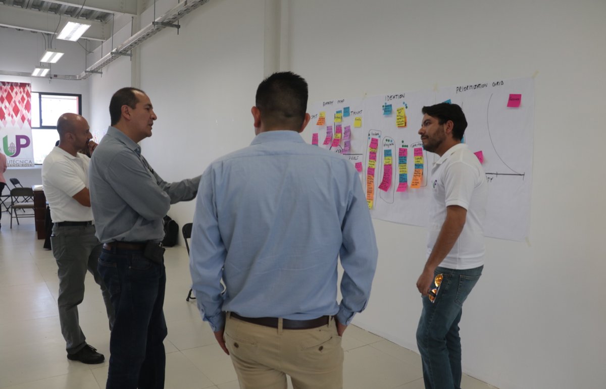 MercaderFlora's tweet photo. Segunda Reunión del Consejo de Innovación de la @UP_SRJ. Realizando un ejercicio de design thinking para fortalecer el ecosistema de innovación de la universidad. Enriquecedora experiencia! @sikandarali @carlossm68 https://t.co/RiGI7skIh2