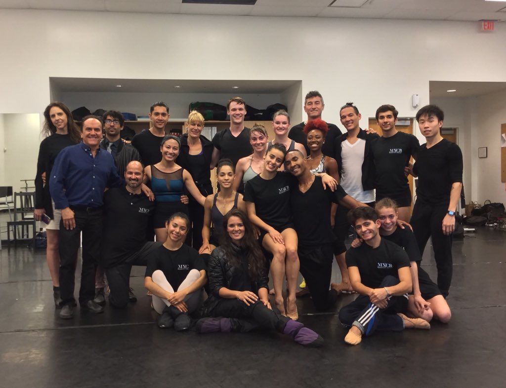 ortaquechel20's tweet photo. Foto de grupo con todos los integrantes de @DanceNowMiami y @MexCityBallet... al finalizar el ensayo del programa que presentarán este sábado @ColonyTheatreMB #danzacontemporánea #estreno #PuentesNOMuros #BridgesNOTWalls @jashnegret @DiegoSalterini @DanzadanceOrg @artburstmiami https://t.co/XvU1z0djUZ