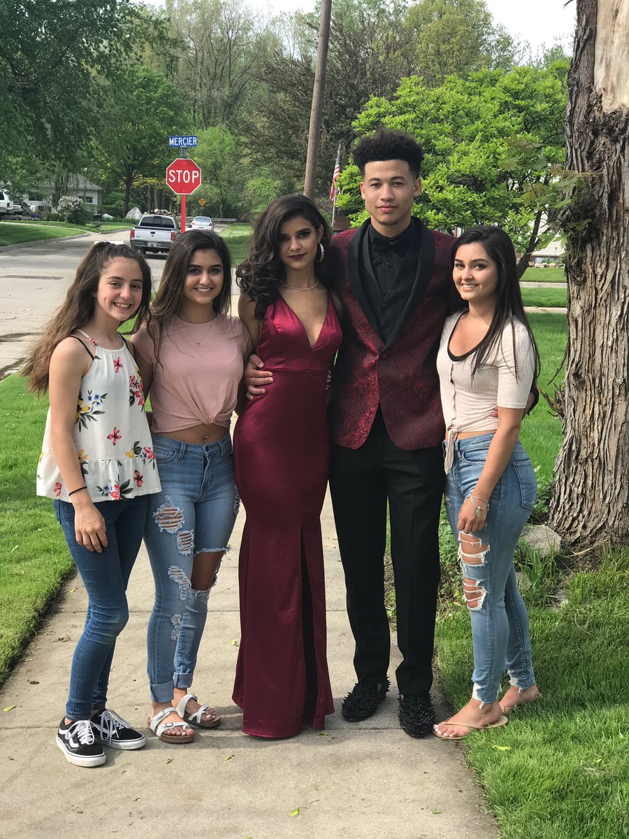 Isabel_Sanchez5's tweet photo. They killed prom 😍@Lillian_010 https://t.co/8iOcccoV8S