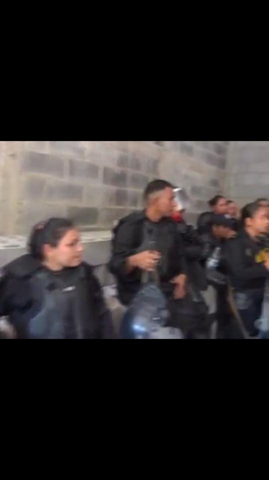 CDiriangen's tweet photo. El pueblo tiene el valor de enfrentarse a la Policia, capturarlos, sin decomisarles las armas, liberar a los policías arrestados por el pueblo y entregarlos sanos a sus oficiales mayores Honroso pueblo de #Nicaragua. ¡Viva #NicaraguaLibre #Comparte https://t.co/3CFQSJYOm7