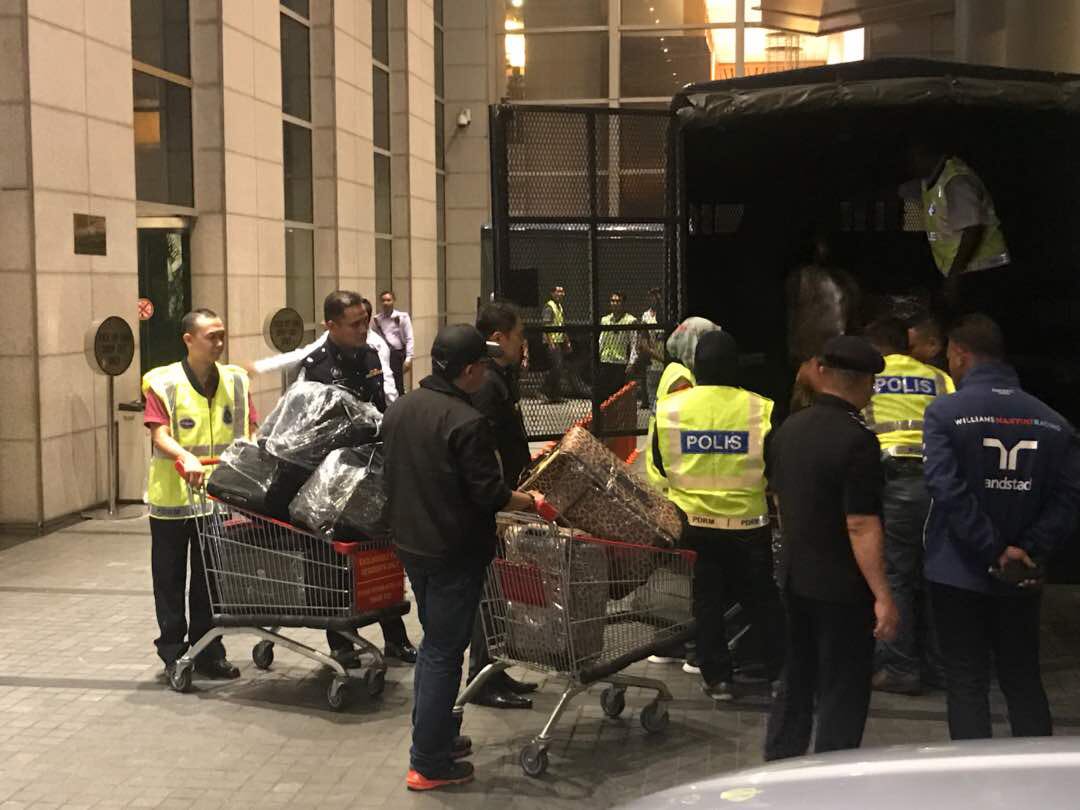 PutraREFORMASI's tweet photo. Polis rampas 72 beg berisi barang kemas, 284 kotak mengandungi beg tangan berjenama , pelbagai jenis matawang, barangan berharga di kediaman mewah di KL dipercayai berkaitan siasatan kes 1MDB - Pengarah JSJK https://t.co/bRyl5NxWyG